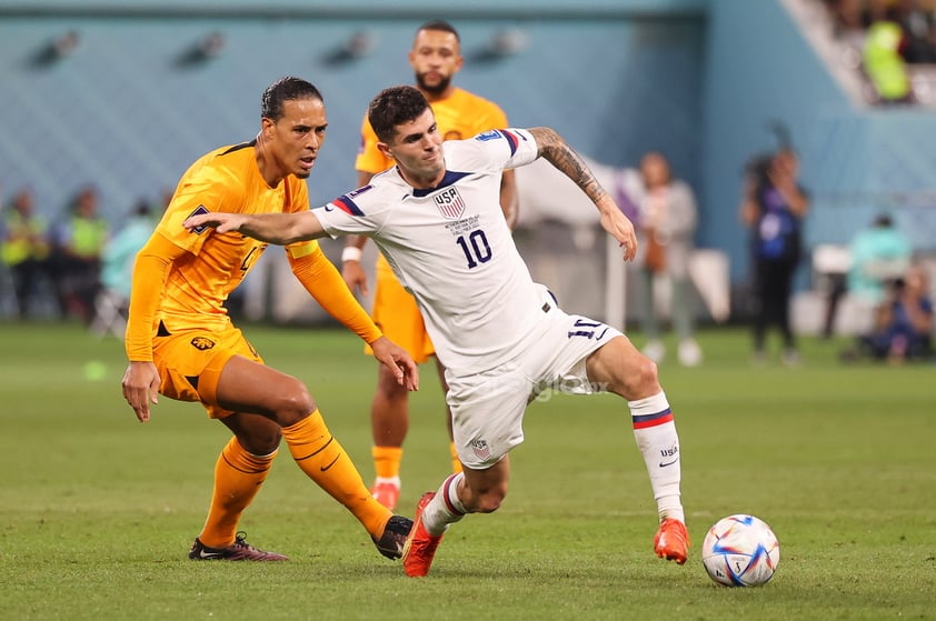 Tres acciones de Denzel Dumfries, dos como asistente en los dos primeros goles y otra como rematador en el tercero, dirigieron a Países Bajos a los cuartos de final del Mundial 2022