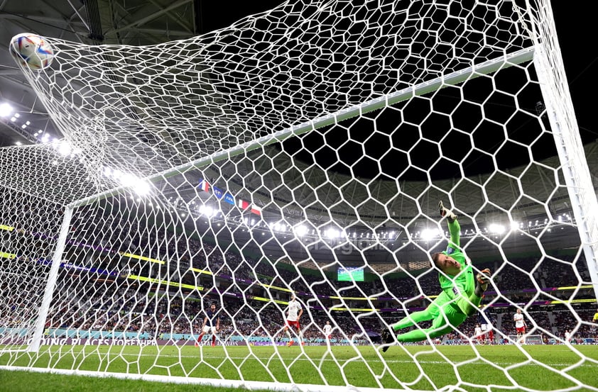 Olivier Giroud, con un tanto al borde del descanso, y Kylian Mbappe, con un doblete, firmaron la victoria de Francia sobre Polonia (3-1) que sitúa a los campeones del mundo en los cuartos de final