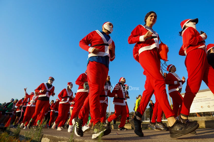 Corredores con atuendos de Papá Noel participan en la carrera Run Santa Run 10K hoy, en Guadalajara, estado de Jalisco (México).