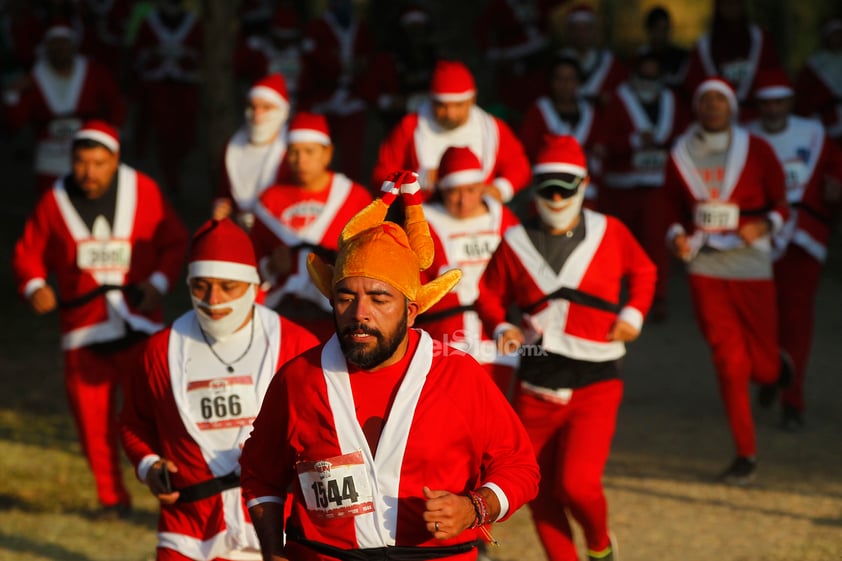 Corredores con atuendos de Papá Noel participan en la carrera Run Santa Run 10K hoy, en Guadalajara, estado de Jalisco (México).