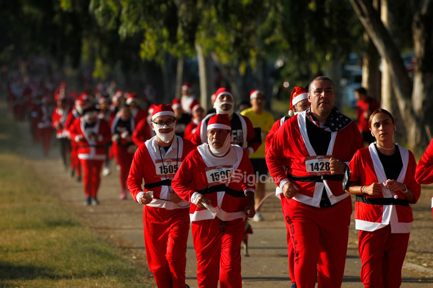 Corredores con atuendos de Papá Noel participan en la carrera Run Santa Run 10K hoy, en Guadalajara, estado de Jalisco (México).