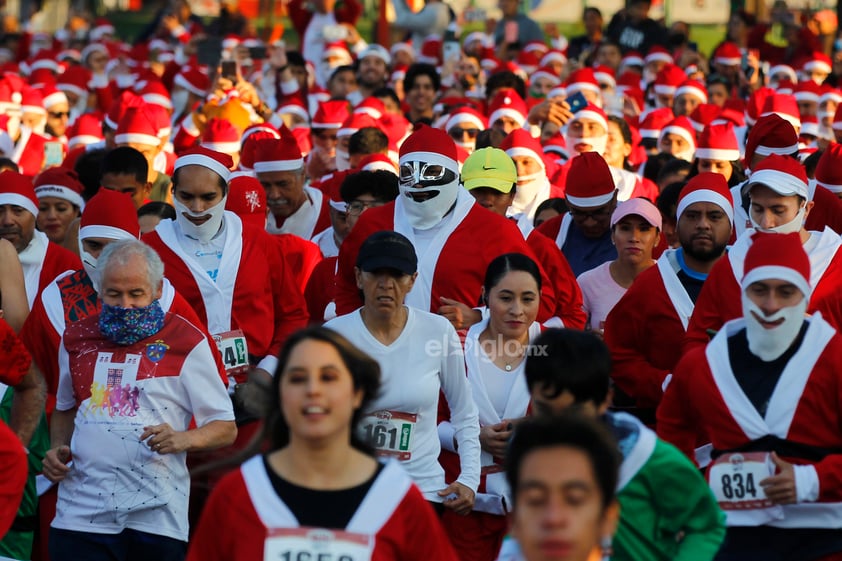 Corredores con atuendos de Papá Noel participan en la carrera Run Santa Run 10K hoy, en Guadalajara, estado de Jalisco (México).