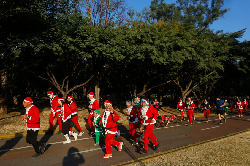 Corredores con atuendos de Papá Noel participan en la carrera Run Santa Run 10K hoy, en Guadalajara, estado de Jalisco (México).