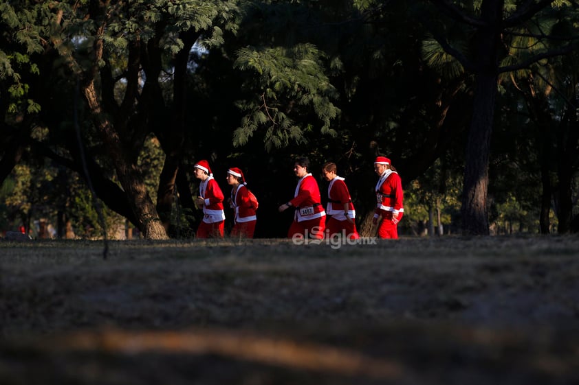 Corredores con atuendos de Papá Noel participan en la carrera Run Santa Run 10K hoy, en Guadalajara, estado de Jalisco (México).