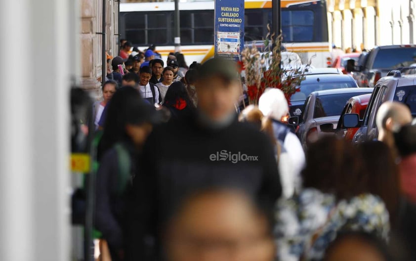 Las calles del Centro Histórico de la ciudad de Durango se ven repletas con familias realizando sus compras navideñas.