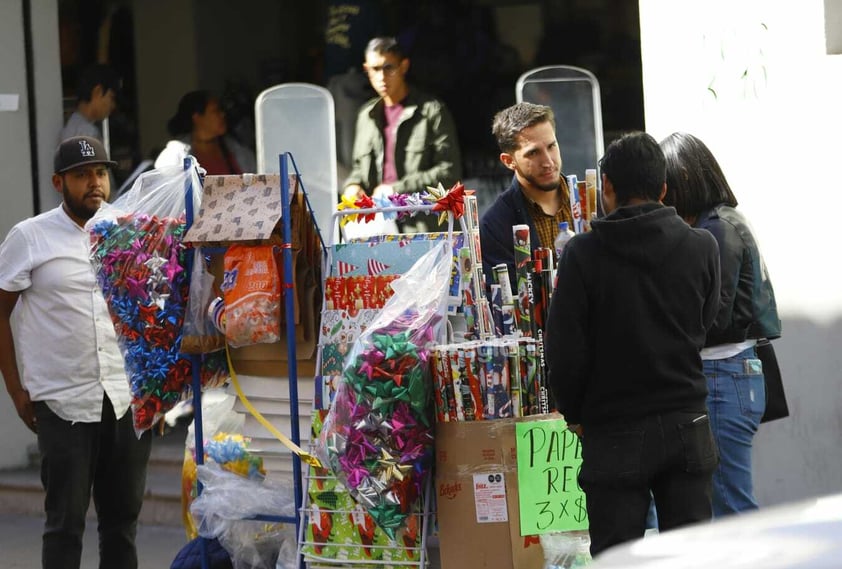 Las calles del Centro Histórico de la ciudad de Durango se ven repletas con familias realizando sus compras navideñas.