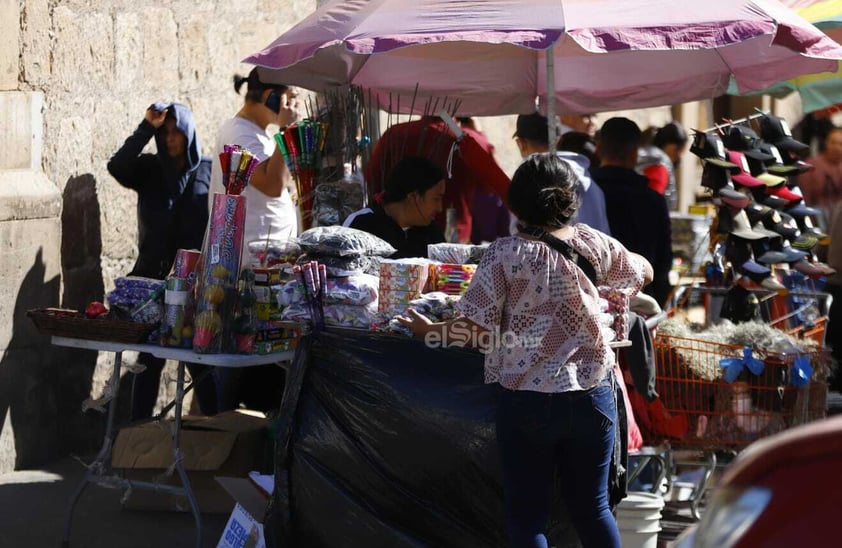 Las calles del Centro Histórico de la ciudad de Durango se ven repletas con familias realizando sus compras navideñas.