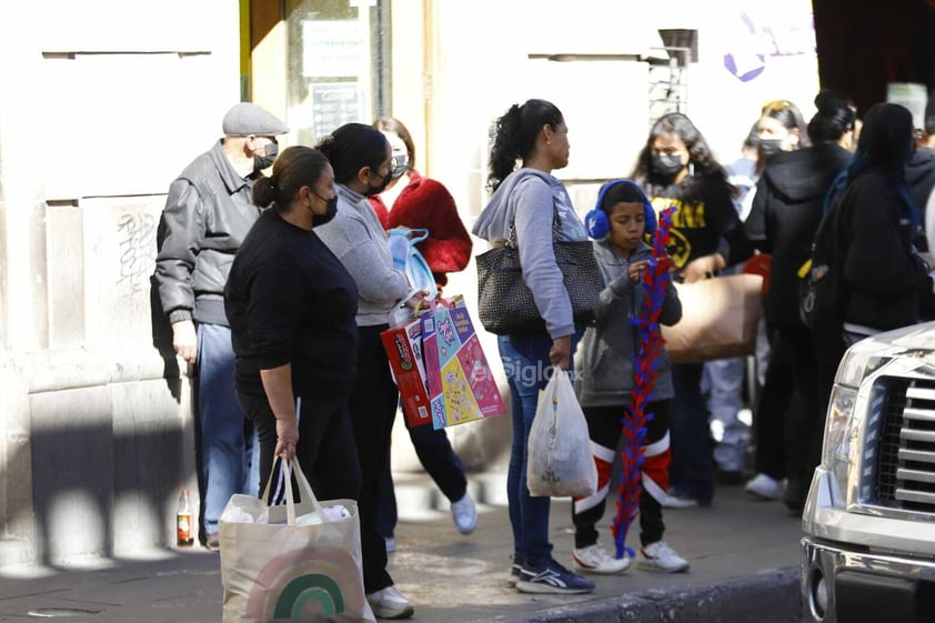 Las calles del Centro Histórico de la ciudad de Durango se ven repletas con familias realizando sus compras navideñas.