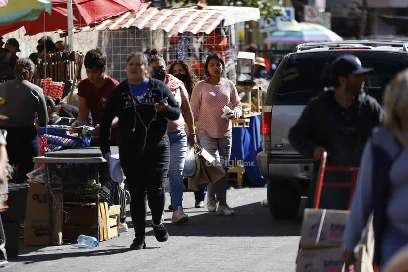 Las calles del Centro Histórico de la ciudad de Durango se ven repletas con familias realizando sus compras navideñas.