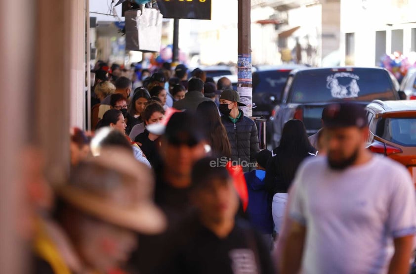 Las calles del Centro Histórico de la ciudad de Durango se ven repletas con familias realizando sus compras navideñas.