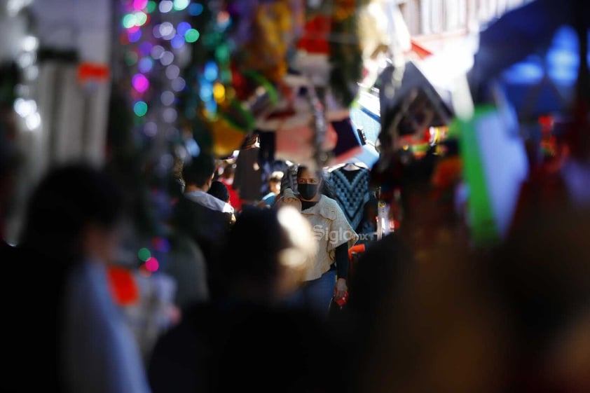 Las calles del Centro Histórico de la ciudad de Durango se ven repletas con familias realizando sus compras navideñas.