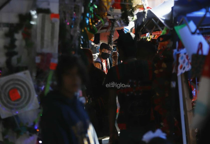 Las calles del Centro Histórico de la ciudad de Durango se ven repletas con familias realizando sus compras navideñas.