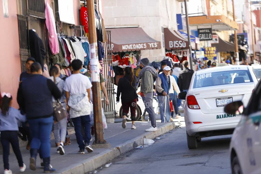 Las calles del Centro Histórico de la ciudad de Durango se ven repletas con familias realizando sus compras navideñas.