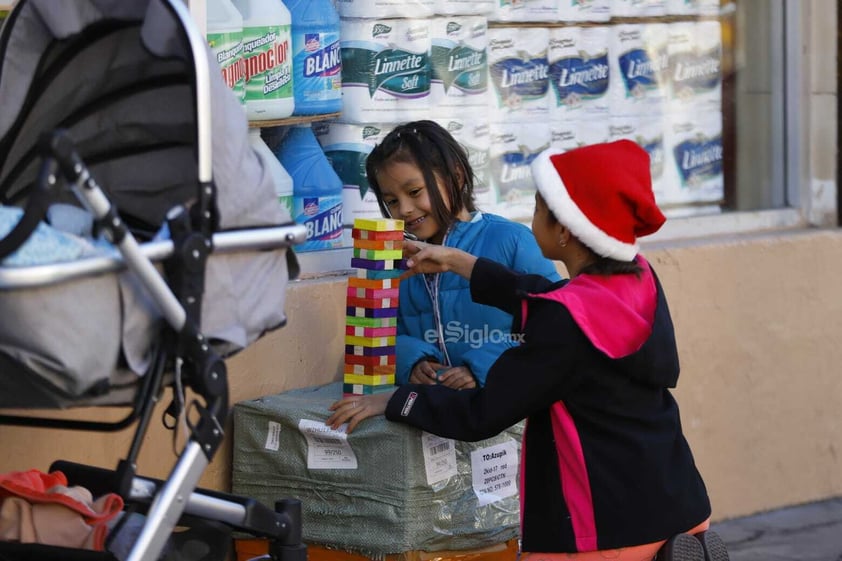 Las calles del Centro Histórico de la ciudad de Durango se ven repletas con familias realizando sus compras navideñas.