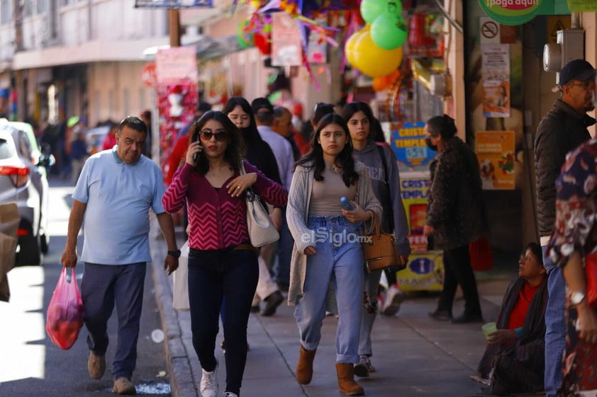 Las calles del Centro Histórico de la ciudad de Durango se ven repletas con familias realizando sus compras navideñas.