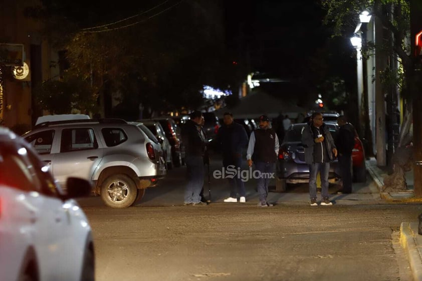 Miembros del Comité Directivo de la sección 44 del SNTE, llegaron esta noche a la Casa de Gobierno, donde permanecerán hasta mañana para demandar el pago inmediato del aguinaldo.