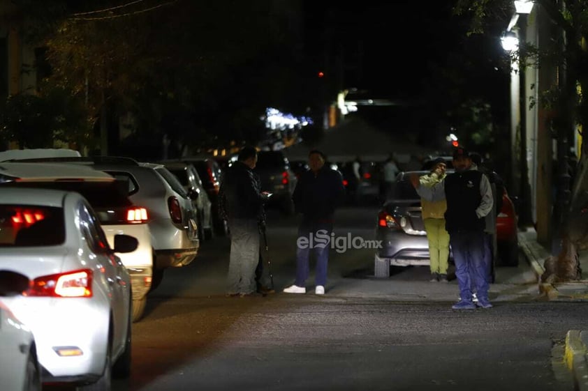 Miembros del Comité Directivo de la sección 44 del SNTE, llegaron esta noche a la Casa de Gobierno, donde permanecerán hasta mañana para demandar el pago inmediato del aguinaldo.