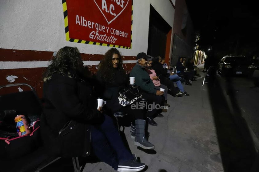 Miembros del Comité Directivo de la sección 44 del SNTE, llegaron esta noche a la Casa de Gobierno, donde permanecerán hasta mañana para demandar el pago inmediato del aguinaldo.