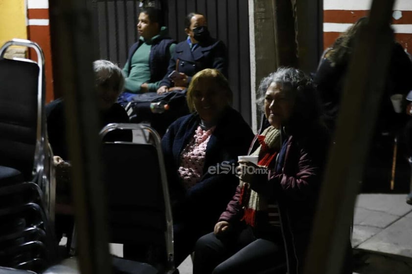 Miembros del Comité Directivo de la sección 44 del SNTE, llegaron esta noche a la Casa de Gobierno, donde permanecerán hasta mañana para demandar el pago inmediato del aguinaldo.