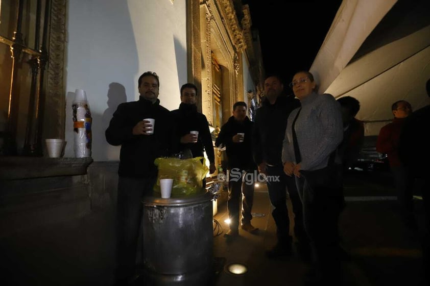 Miembros del Comité Directivo de la sección 44 del SNTE, llegaron esta noche a la Casa de Gobierno, donde permanecerán hasta mañana para demandar el pago inmediato del aguinaldo.