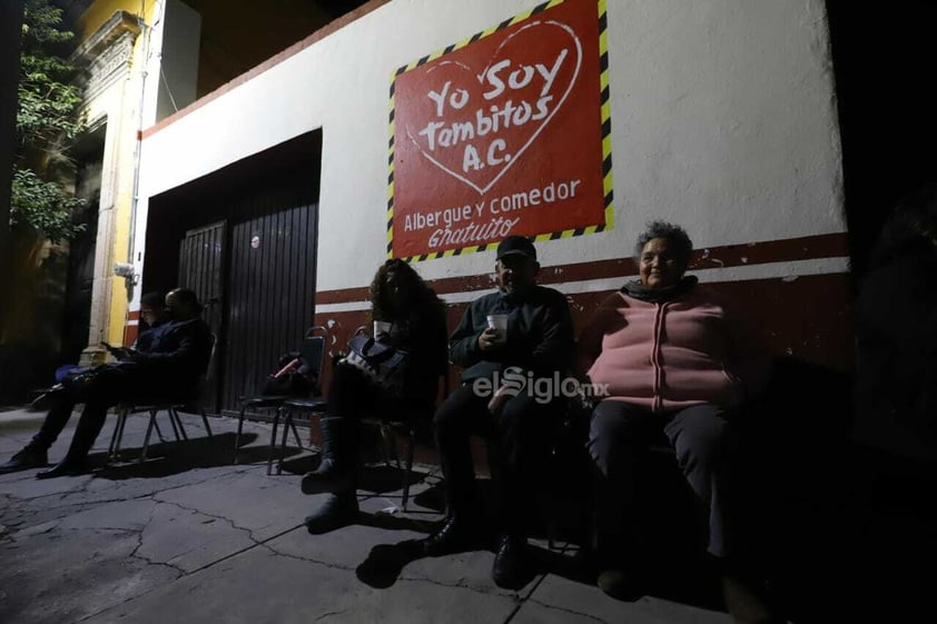 Miembros del Comité Directivo de la sección 44 del SNTE, llegaron esta noche a la Casa de Gobierno, donde permanecerán hasta mañana para demandar el pago inmediato del aguinaldo.