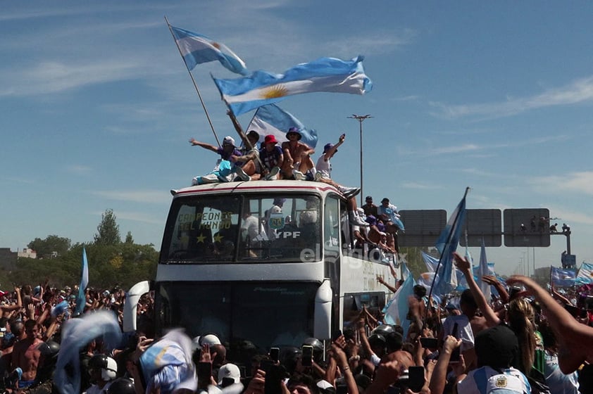 La selección Albiceleste recorre una saturada Buenos Aires donde cientos de miles de personas abarrotan las calles para festejar el título mundial.