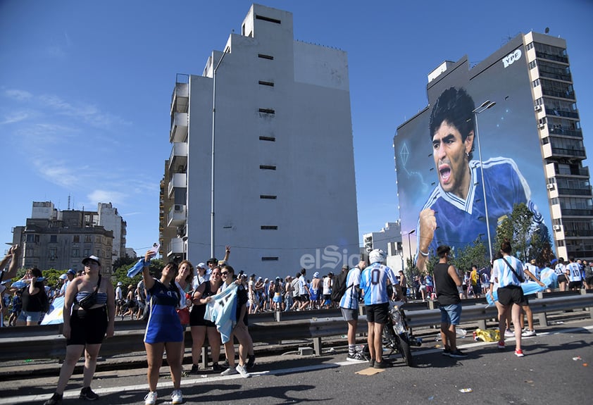 La selección Albiceleste recorre una saturada Buenos Aires donde cientos de miles de personas abarrotan las calles para festejar el título mundial.