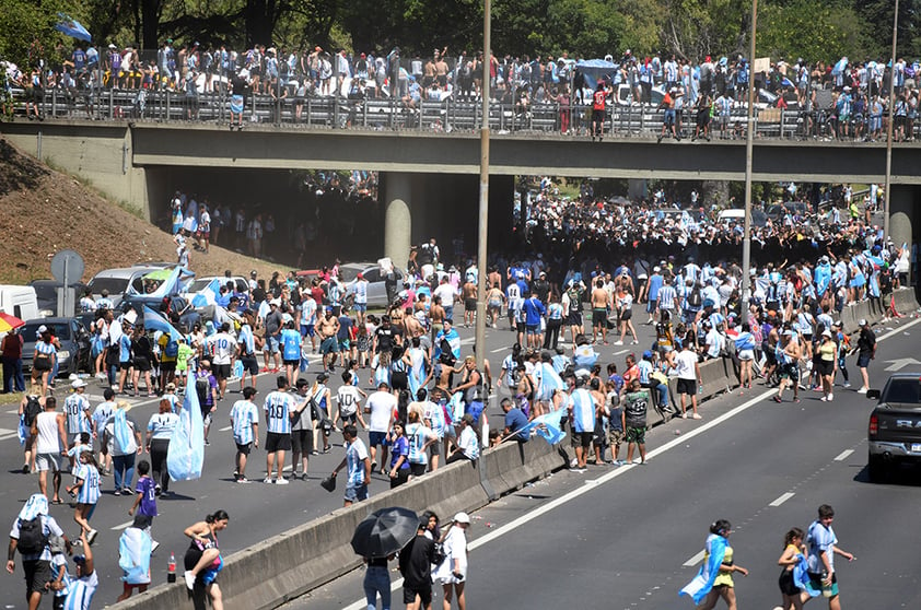 La selección Albiceleste recorre una saturada Buenos Aires donde cientos de miles de personas abarrotan las calles para festejar el título mundial.