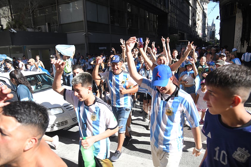 La selección Albiceleste recorre una saturada Buenos Aires donde cientos de miles de personas abarrotan las calles para festejar el título mundial.