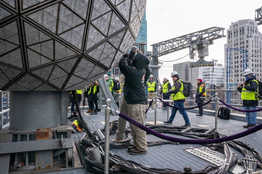 Operarios instalan los 192 cristales nuevos en el globo de cristal que marca el Año Nuevo hoy, martes en la plaza de Times Square en Nueva York.