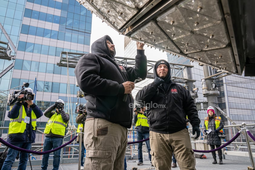 Operarios instalan los 192 cristales nuevos en el globo de cristal que marca el Año Nuevo hoy, martes en la plaza de Times Square en Nueva York.