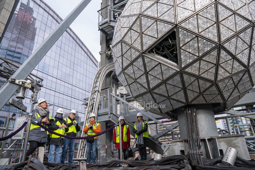 Operarios instalan los 192 cristales nuevos en el globo de cristal que marca el Año Nuevo hoy, martes en la plaza de Times Square en Nueva York.