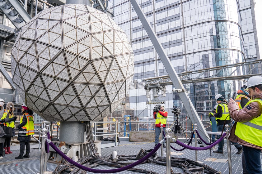 Operarios instalan los 192 cristales nuevos en el globo de cristal que marca el Año Nuevo hoy, martes en la plaza de Times Square en Nueva York.