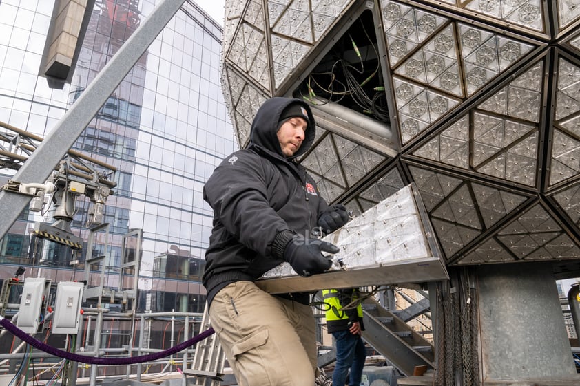 Operarios instalan los 192 cristales nuevos en el globo de cristal que marca el Año Nuevo hoy, martes en la plaza de Times Square en Nueva York.