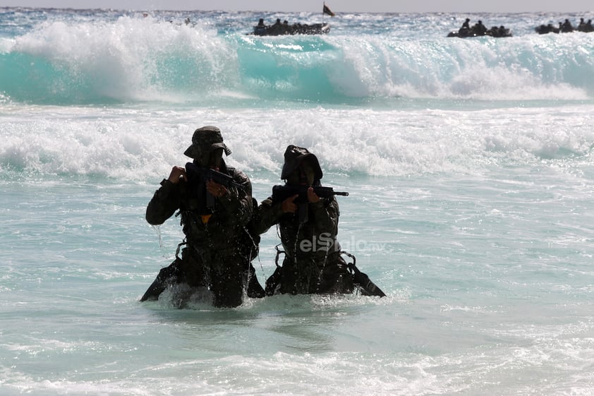 Ante la presencia de turistas nacionales y extranjeros que vacacionan en el caribe mexicano, personal de la Secretaria de Marina (Semar) realiza prácticas de salvamento, acciones de seguridad y ejercicios navales, que refuerzan el acercamiento con la sociedad mexicana en marco de la “Operación en la Mar”.