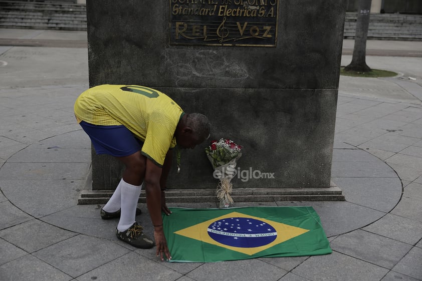 Pelé, el rey brasileño del fútbol, único en ganar tres Copas del Mundo y una de las máximas figuras deportivas del último siglo, falleció el jueves. Tenía 82 años.