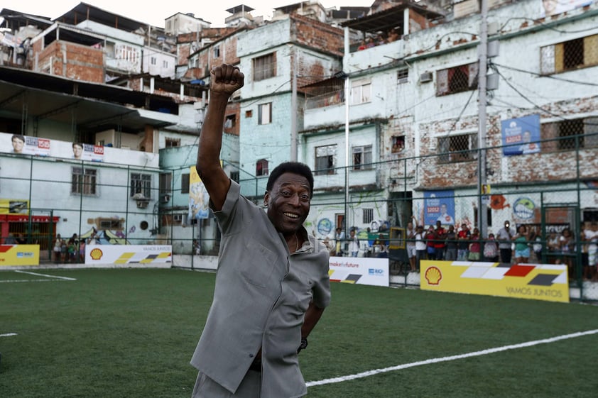 Pelé, el rey brasileño del fútbol, único en ganar tres Copas del Mundo y una de las máximas figuras deportivas del último siglo, falleció el jueves. Tenía 82 años.