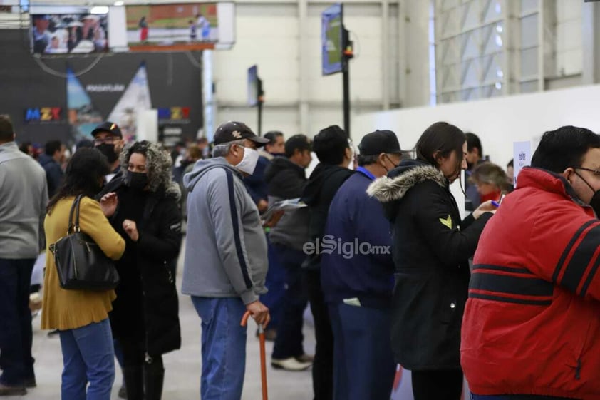 Durante el primer día de cobro del replaqueo, cientos de duranguenses acudieron desde temprana hora a cumplir con sus contribuciones.