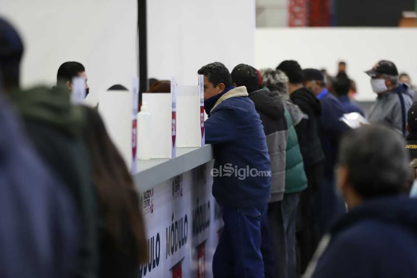 Durante el primer día de cobro del replaqueo, cientos de duranguenses acudieron desde temprana hora a cumplir con sus contribuciones.