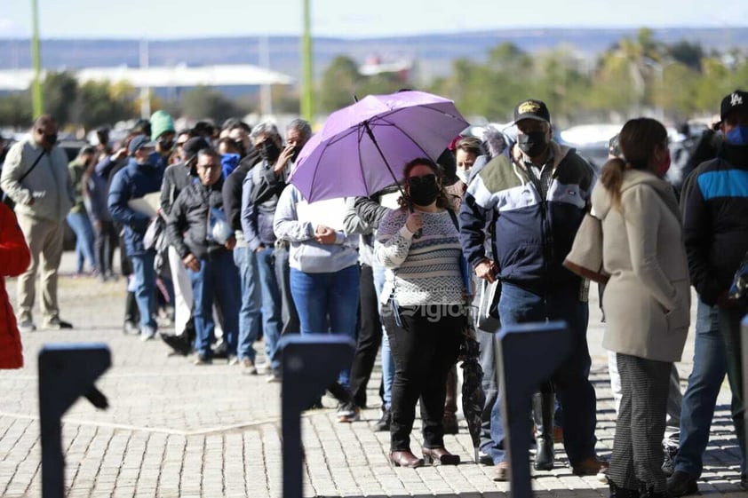 Durante el primer día de cobro del replaqueo, cientos de duranguenses acudieron desde temprana hora a cumplir con sus contribuciones.