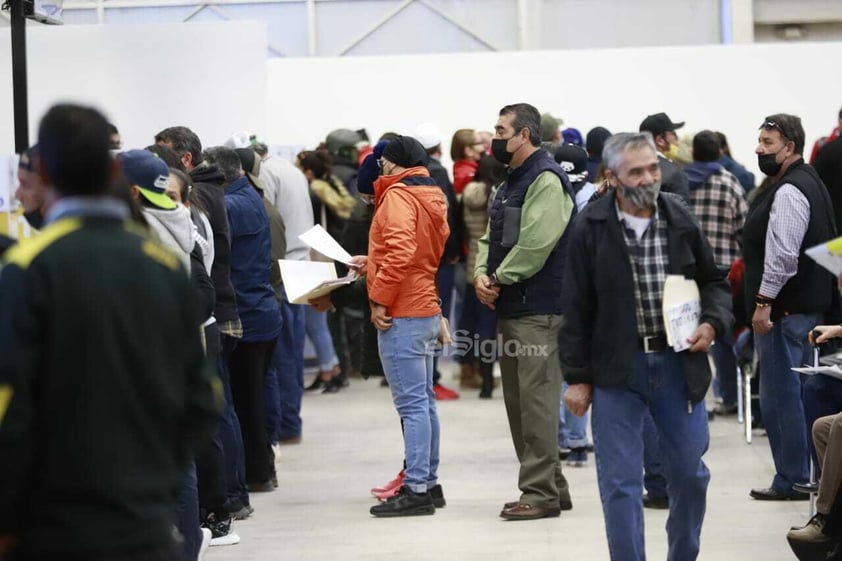 Durante el primer día de cobro del replaqueo, cientos de duranguenses acudieron desde temprana hora a cumplir con sus contribuciones.