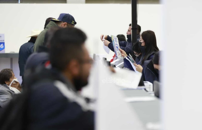 Durante el primer día de cobro del replaqueo, cientos de duranguenses acudieron desde temprana hora a cumplir con sus contribuciones.