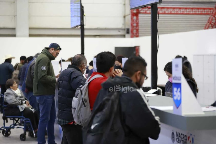 Durante el primer día de cobro del replaqueo, cientos de duranguenses acudieron desde temprana hora a cumplir con sus contribuciones.