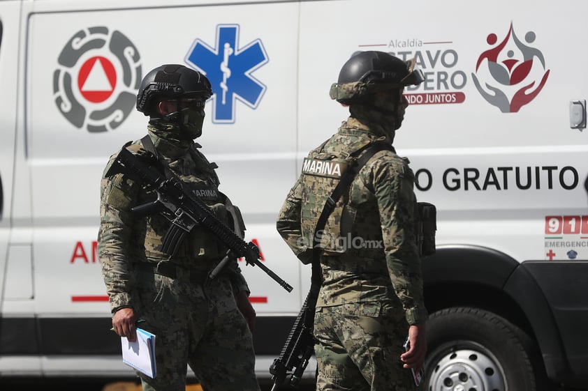 Un choque entre dos convoyes del metro de la Ciudad de México, en la zona norte de la capital, dejó un muerto y una decena de heridos, además de que provocó la suspensión del servicio y el desalojo en la estación La Raza.