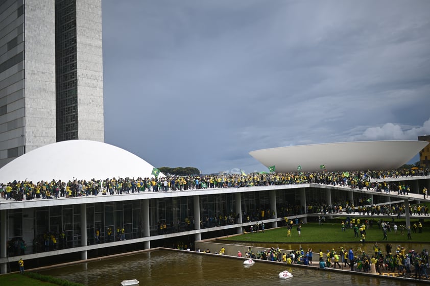 Centenas de seguidores del expresidente brasileño Jair Bolsonaro invadieron este domingo la sede del Congreso Nacional en una manifestación que pide una intervención militar para derrocar al presidente Luiz Inácio Lula da Silva.