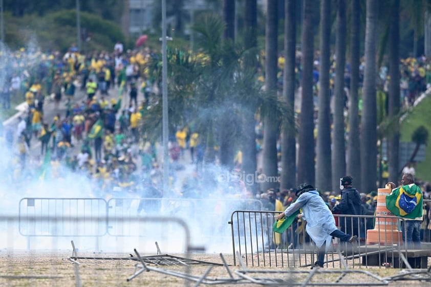 Centenas de seguidores del expresidente brasileño Jair Bolsonaro invadieron este domingo la sede del Congreso Nacional en una manifestación que pide una intervención militar para derrocar al presidente Luiz Inácio Lula da Silva.