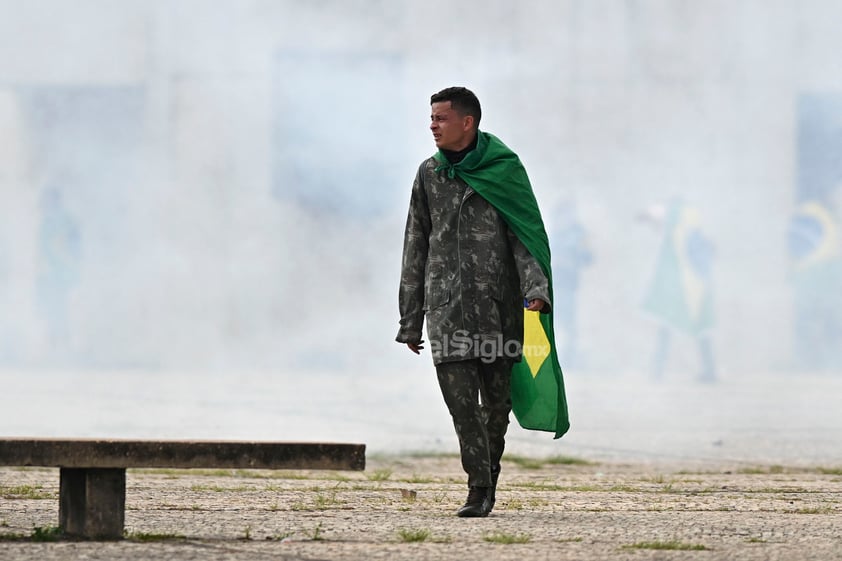 Centenas de seguidores del expresidente brasileño Jair Bolsonaro invadieron este domingo la sede del Congreso Nacional en una manifestación que pide una intervención militar para derrocar al presidente Luiz Inácio Lula da Silva.