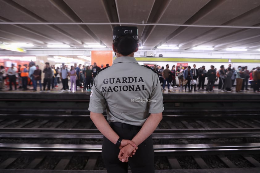 El despliegue de más de 6.000 elementos de la Guardia Nacional (GN), a cargo del Ejército, en el metro de Ciudad de México levantó polémica este jueves porque organizaciones civiles y políticos de oposición acusaron al Gobierno de militarizar el sistema de transporte.