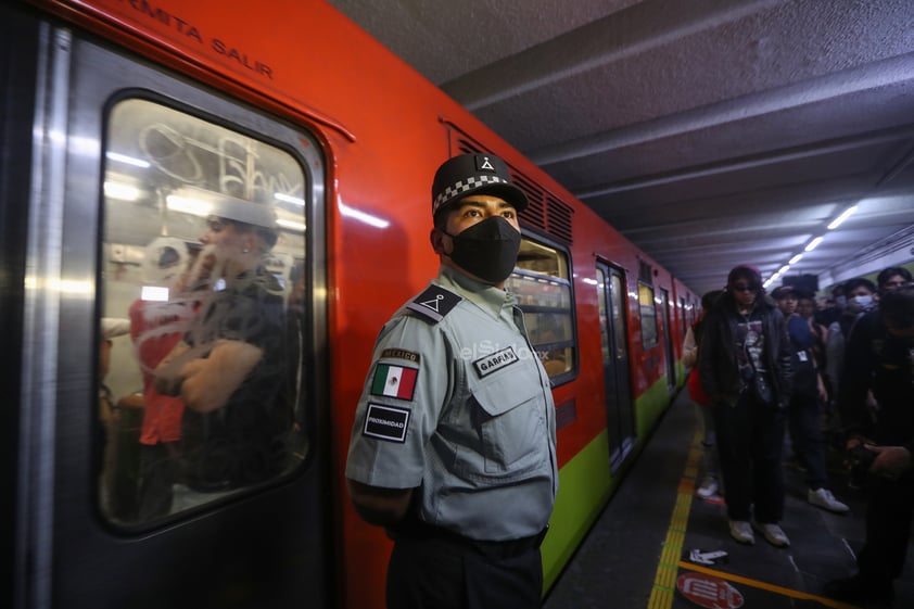 El despliegue de más de 6.000 elementos de la Guardia Nacional (GN), a cargo del Ejército, en el metro de Ciudad de México levantó polémica este jueves porque organizaciones civiles y políticos de oposición acusaron al Gobierno de militarizar el sistema de transporte.