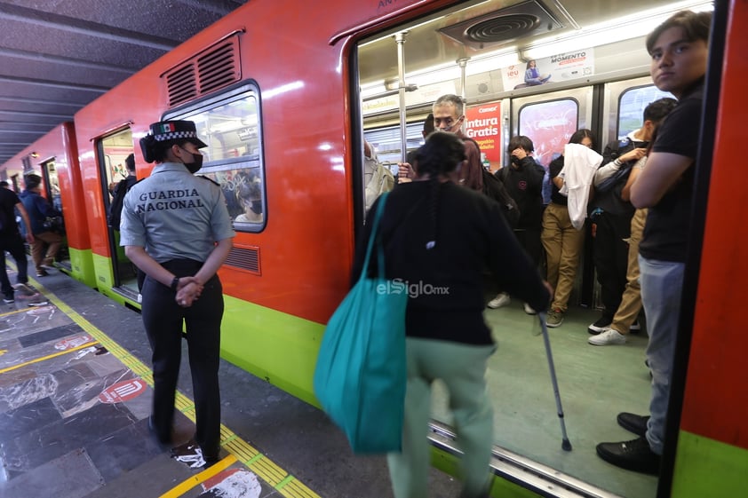 El despliegue de más de 6.000 elementos de la Guardia Nacional (GN), a cargo del Ejército, en el metro de Ciudad de México levantó polémica este jueves porque organizaciones civiles y políticos de oposición acusaron al Gobierno de militarizar el sistema de transporte.